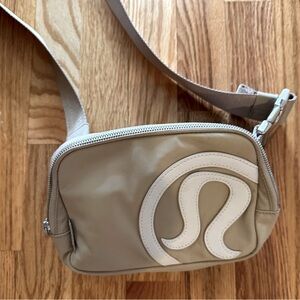 Lululemon cross body fanny pack